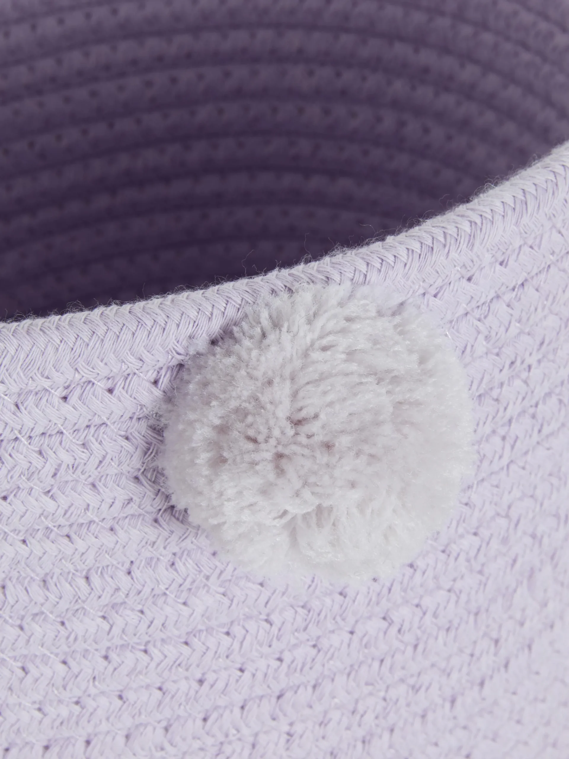 Cesta Tejida Con Pompón Decorativo