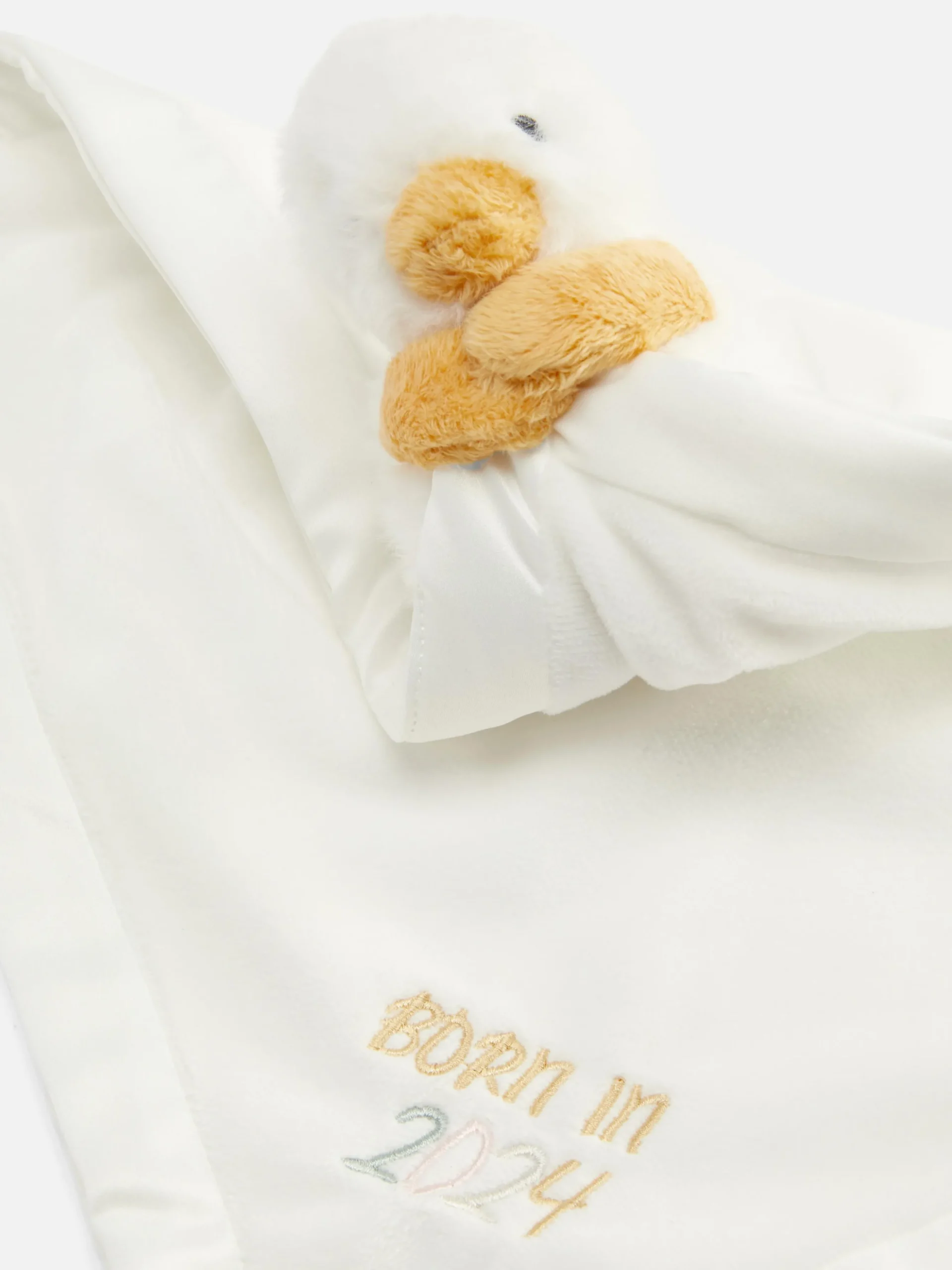 Colcha Bordada Con El Lema «Born In 2024»