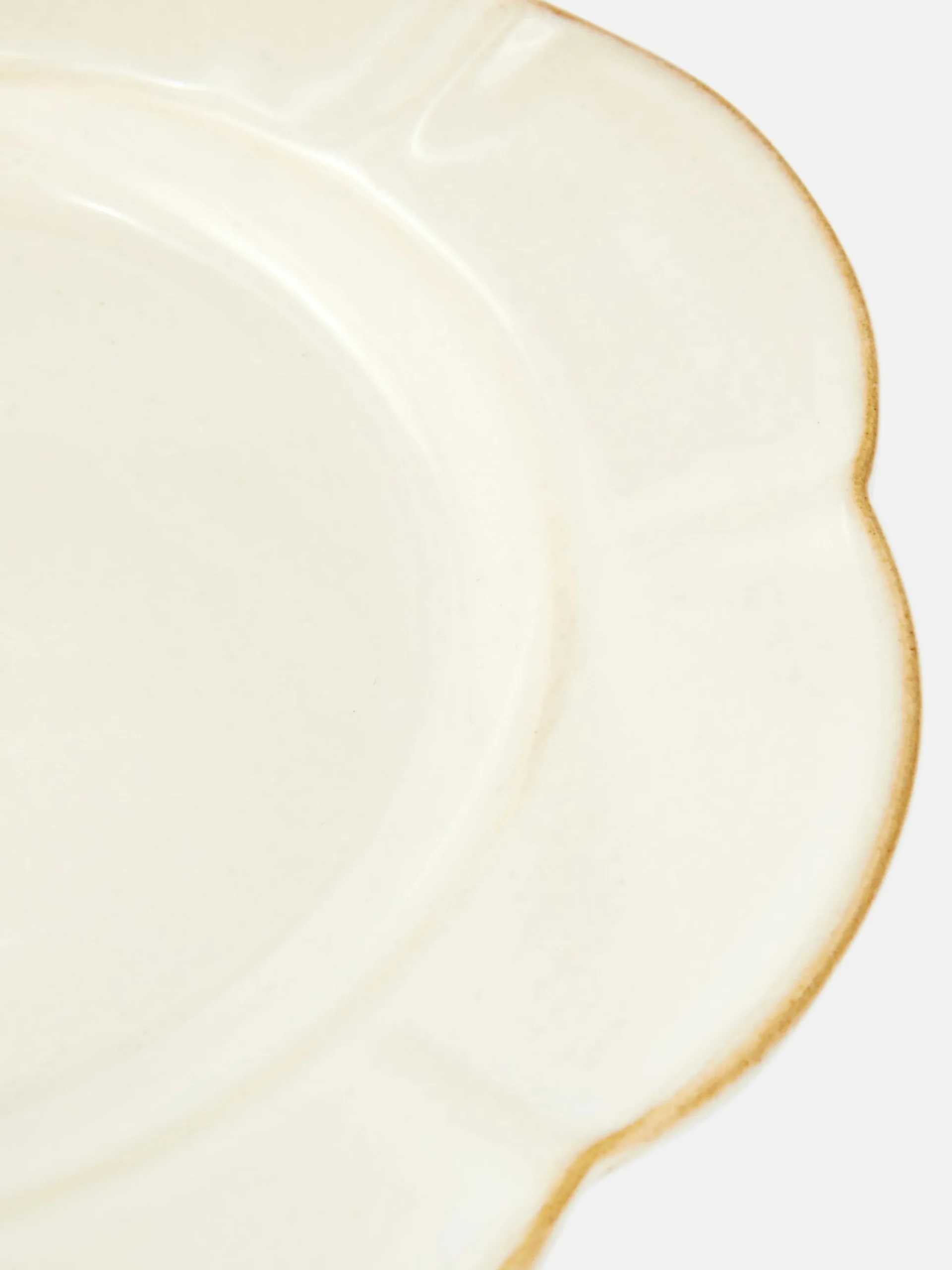 Plato Llano Con Decoración De Pétalos