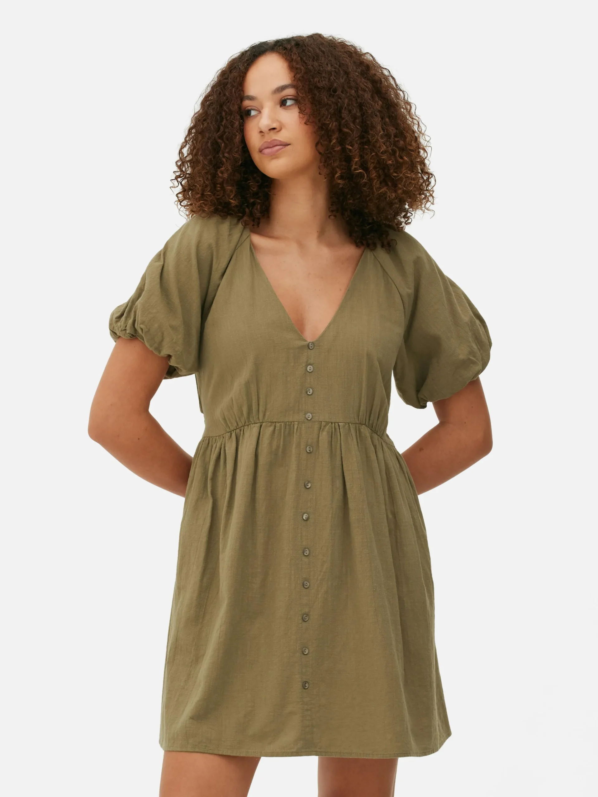 Vestido Con Vuelo, Cuello De Pico Y Mangas Abullonadas