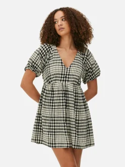 Vestido Con Vuelo, Cuello De Pico Y Mangas Abullonadas