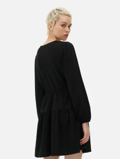 Vestido Corto Con Vuelo, Cuello De Pico Y Lazada