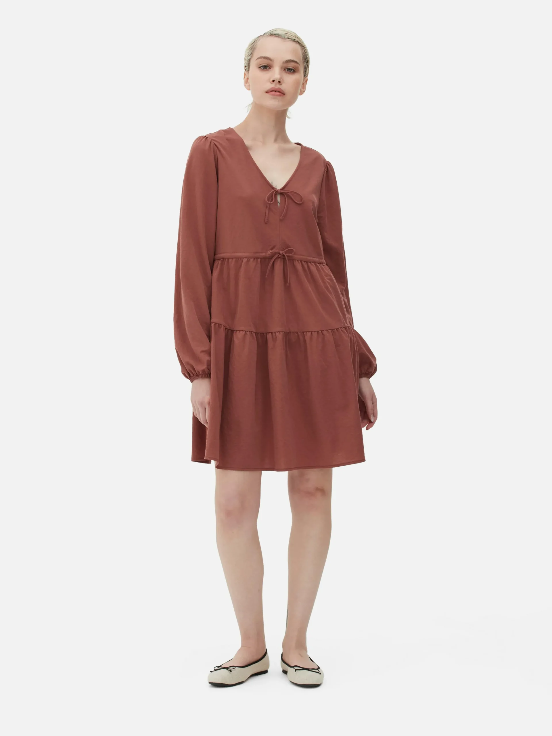 Vestido Corto Con Vuelo, Cuello De Pico Y Lazada