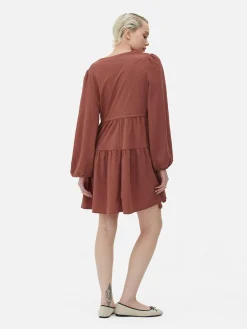 Vestido Corto Con Vuelo, Cuello De Pico Y Lazada