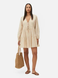 Vestido Corto Con Vuelo Y Lazada Delantera